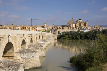 Spanien, Andalusien, Cordoba, Altstadt, Moschee-Kathedrale von Cordoba, Puente Romano, Römische Brücke - WIF03543