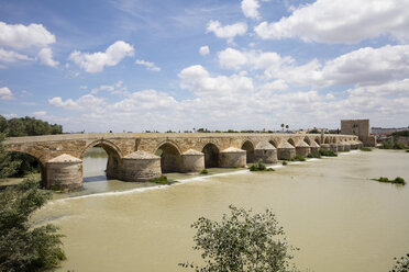 Spanien, Andalusien, Cordoba, Puente Romano, Römische Brücke - WIF03547