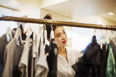 Frau bei der Arbeit in einer Modeboutique in Tokio, Japan. - MINF05726