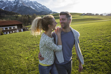 Österreich, Tirol, Walchsee, glückliches Paar beim Wandern auf einer Almwiese - JLOF00202