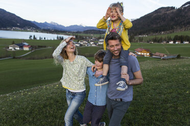 Österreich, Tirol, Walchsee, glückliche Familie beim Wandern auf einer Almwiese - JLOF00215