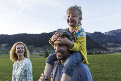 Österreich, Tirol, Walchsee, glückliche Familie beim Wandern auf einer Almwiese, lizenzfreies Stockfoto