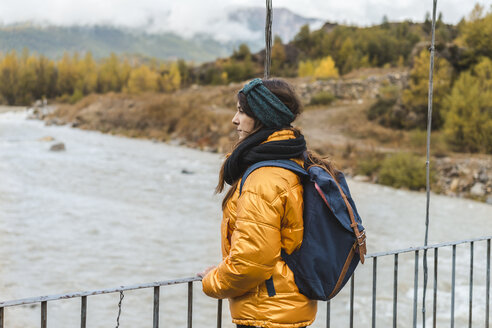 Spanien, Alquezar, junge Frau mit Rucksack auf Brücke stehend - AFVF01284