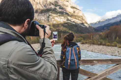 Spanien, Ordesa y Monte Perdido National Park, Mann fotografiert Frau und Sofortfoto - AFVF01292