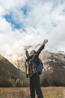 Spanien, Ordesa y Monte Perdido Nationalpark, glückliche Frau genießt die Freiheit - AFVF01294