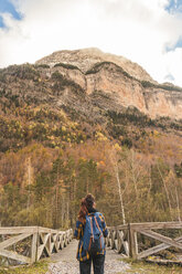 Spanien, Ordesa y Monte Perdido National Park, Rückenansicht einer Frau mit Rucksack im Herbst - AFVF01300