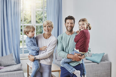 Porträt einer glücklichen Familie mit zwei Kindern zu Hause - RORF01384