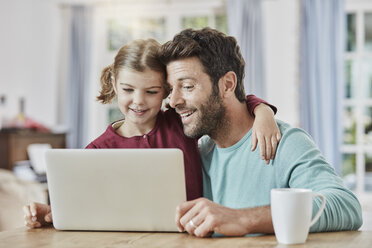 Vater und Tochter benutzen Laptop zu Hause - RORF01394