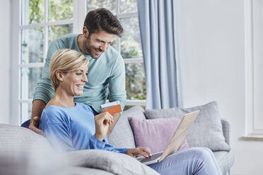 Happy couple at home shopping online - RORF01403