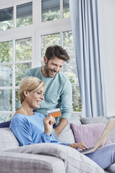 Happy couple at home shopping online - RORF01404