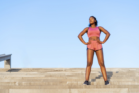 Junge Frau beim Training auf der Treppe, lizenzfreies Stockfoto