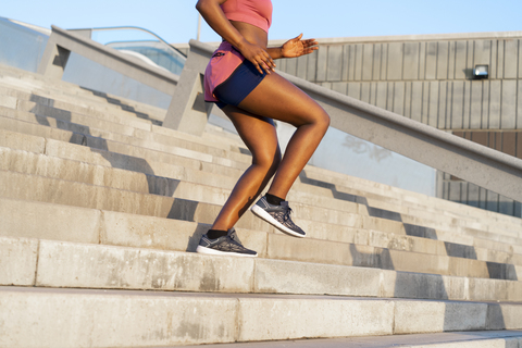 Junge Frau beim Training auf der Treppe, lizenzfreies Stockfoto