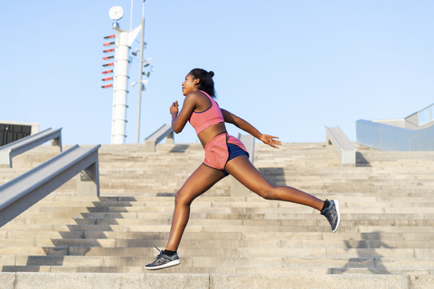 Junge Frau beim Training auf der Treppe, lizenzfreies Stockfoto