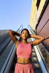 Junge sportliche Frau auf Rolltreppe - AFVF01332