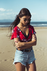 Porträt einer modischen Teenagerin am Strand - ACPF00153