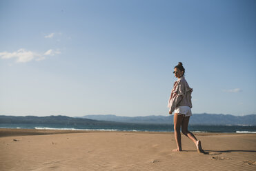 Jugendliches Mädchen geht am Strand spazieren - ACPF00164