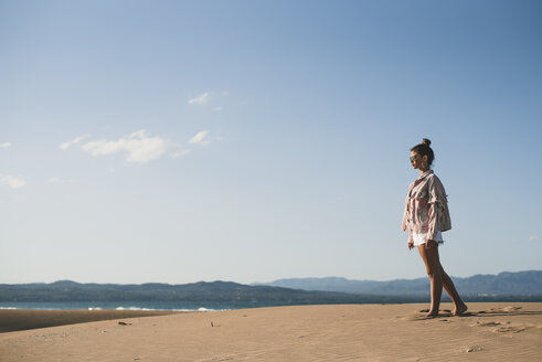 Jugendliches Mädchen geht am Strand spazieren - ACPF00165