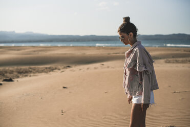 Modisches Teenager-Mädchen am Strand - ACPF00167