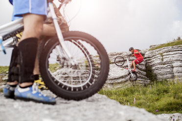 Akrobatische Biker auf Trial-Bikes - GIOF04094