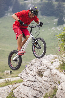 Akrobatischer Biker auf Trial-Bike - GIOF04095