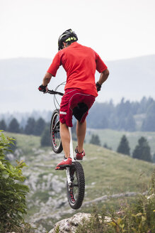 Akrobatischer Biker auf Trial-Bike - GIOF04096