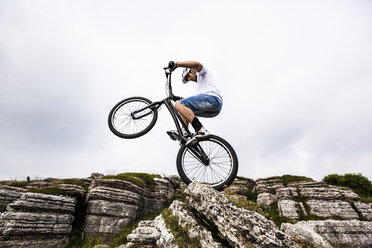 Akrobatischer Biker auf Trial-Bike - GIOF04099