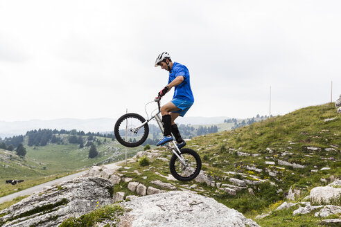 Akrobatischer Biker auf Trial-Bike - GIOF04100