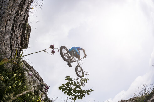 Akrobatischer Biker auf Trial-Bike - GIOF04101