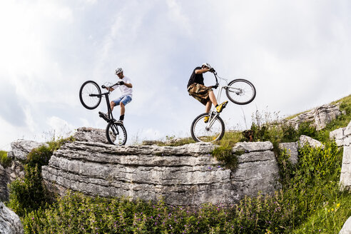 Akrobatische Biker auf Trial-Bikes - GIOF04103