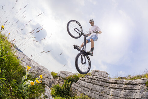 Akrobatischer Biker auf Trial-Bike - GIOF04104