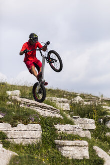 Akrobatischer Biker auf Trial-Bike - GIOF04105