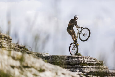 Akrobatischer Biker auf Trial-Bike - GIOF04107