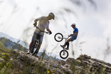 Akrobatische Biker auf Trial-Bikes - GIOF04109