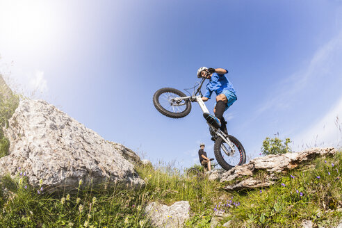 Akrobatischer Biker auf Trial-Bike - GIOF04114