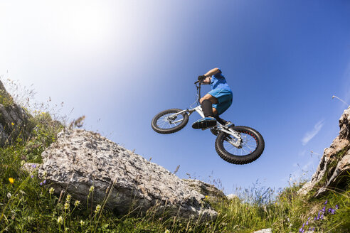 Akrobatischer Biker auf Trial-Bike - GIOF04116