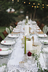 Langer Tisch mit Tellern und Gläsern, Essen und Trinken in einem Garten. - MINF06015