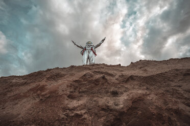 Spaceman standing on slope of nameless planet - VPIF00436