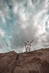 Spaceman standing on slope of nameless planet - VPIF00437