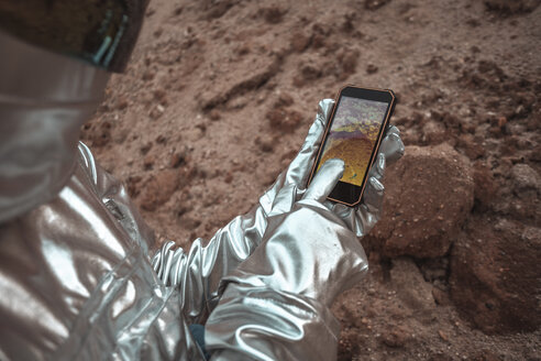 Raumfahrer untersucht neuen Planeten mit Smartphone - VPIF00448