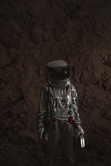 Raumfahrer, der einen namenlosen Planeten erkundet, mit Taschenlampe - VPIF00454