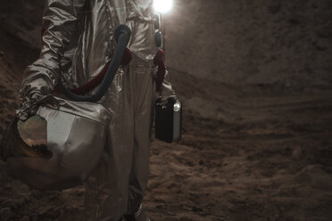 Raumfahrer, der einen namenlosen Planeten erkundet, mit Taschenlampe - VPIF00457