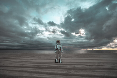 Raumfahrer steht allein am See auf einem namenlosen Planeten - VPIF00459