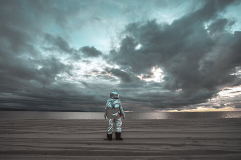 Einsamer Raumfahrer schaut auf einen See auf einem namenlosen Planeten - VPIF00460
