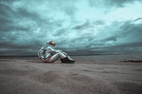 Lonely spaceman looking at lake on nameless planet - VPIF00470