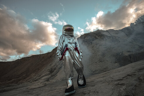 Raumfahrer, der einen namenlosen Planeten erkundet und in einer Staubwolke läuft - VPIF00477