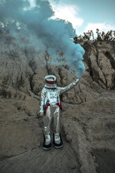 Abandoned spaceman giving smoke signals - VPIF00478