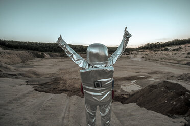 Spaceman raising arms on a nameless planet, with thumbs up - VPIF00501