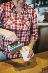 Eine Frau, die in einer kleinen Großküche arbeitet, eine Kaffeehausbesitzerin. - MINF06243