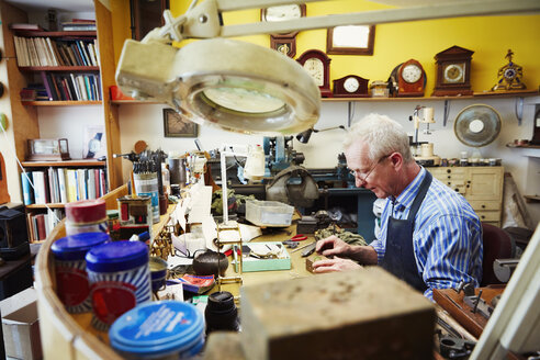 Ein Uhrmacher arbeitet in seiner Werkstatt. - MINF06319