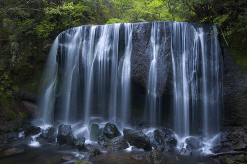 Langzeitbelichtung eines felsigen Wasserfalls im Wald. - MINF06479